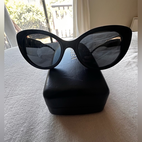Versace Black Cat-Eye Sunglasses 54mm - Picture 1 of 12